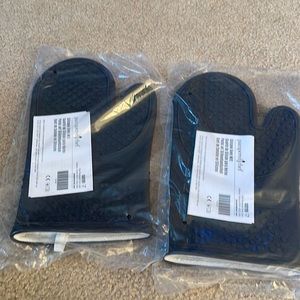 Pampered Chef Silicone Oven Mitts (2) — new in bag